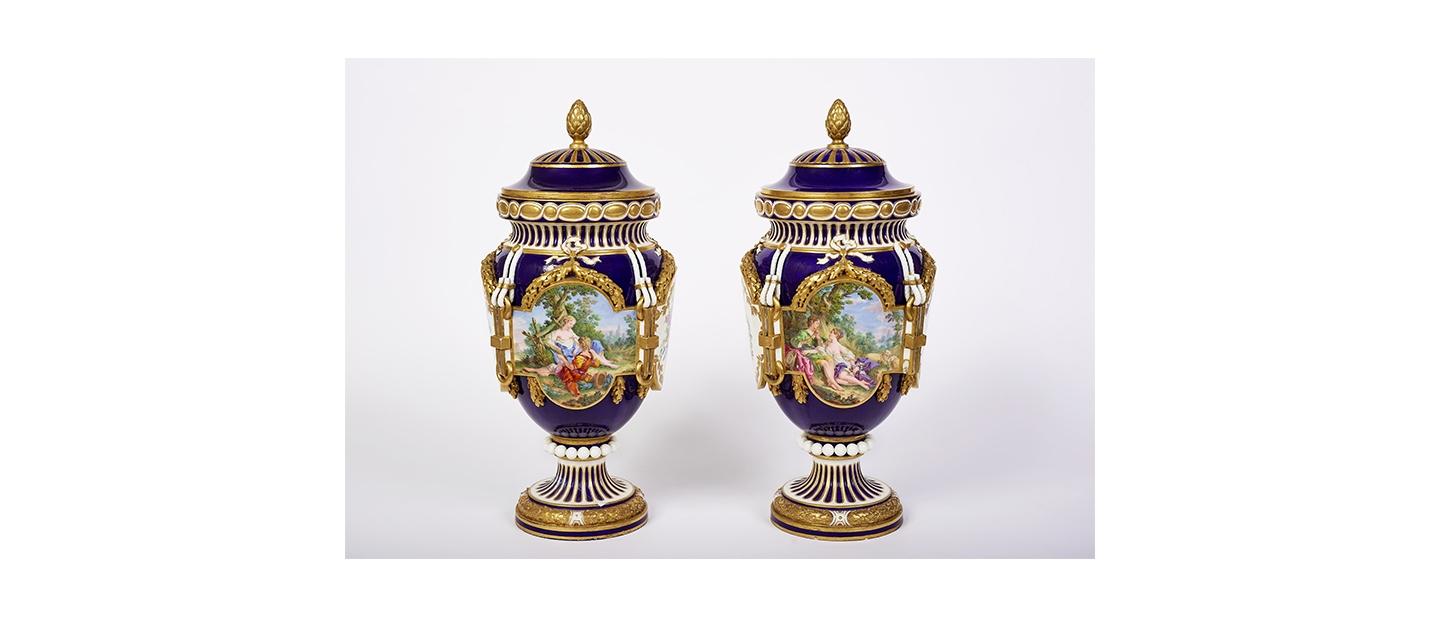 paire-de-vases-antiques-ferres-manufacture-de-sevres